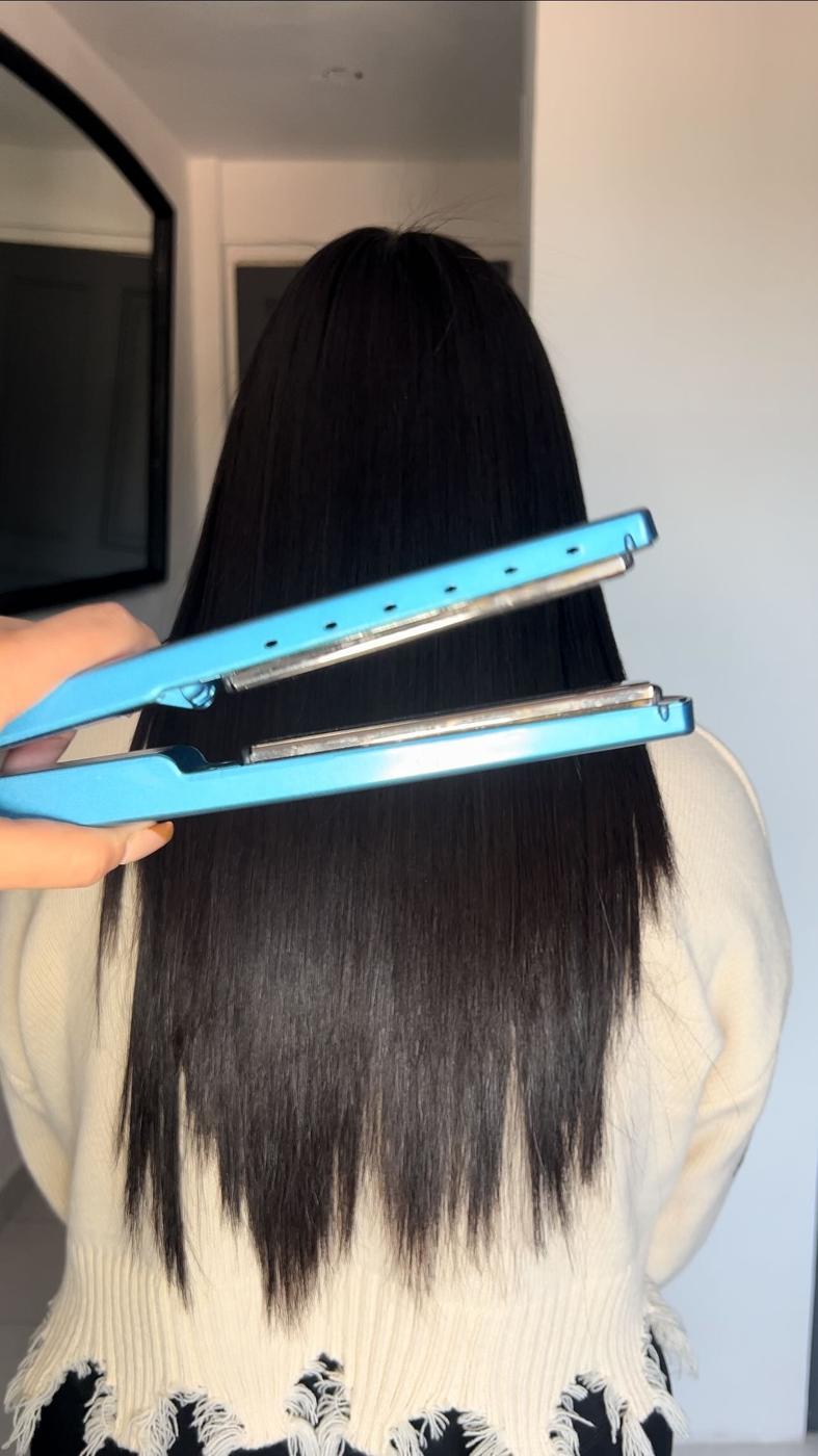 Plancha con luz azul sobre cabello negro