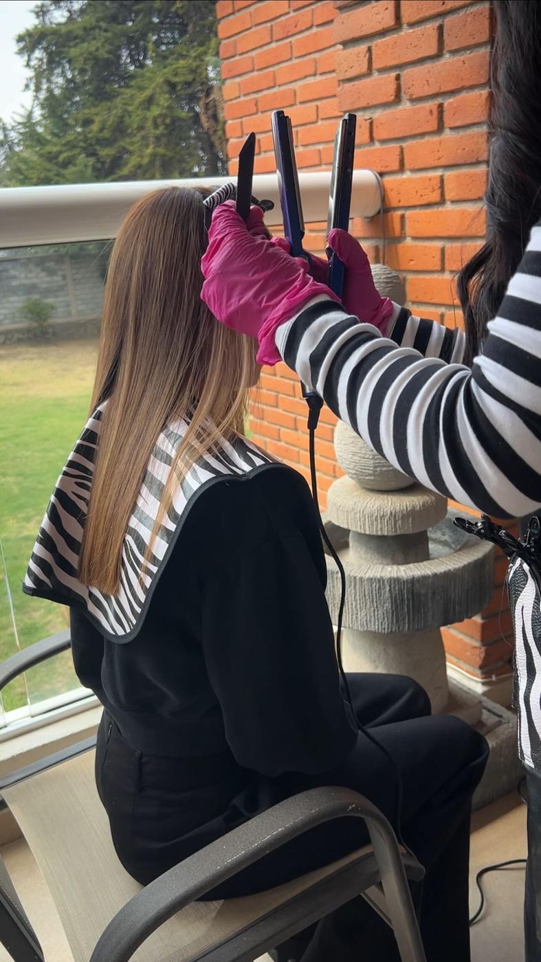 Proceso de alisado al aire libre, con guantes rosas