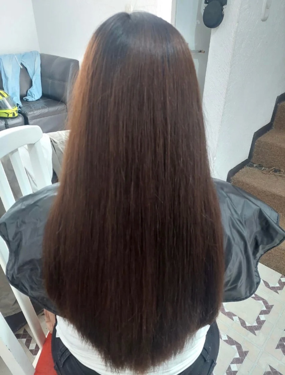 Cabello largo antes del tratamiento, visto de espaldas