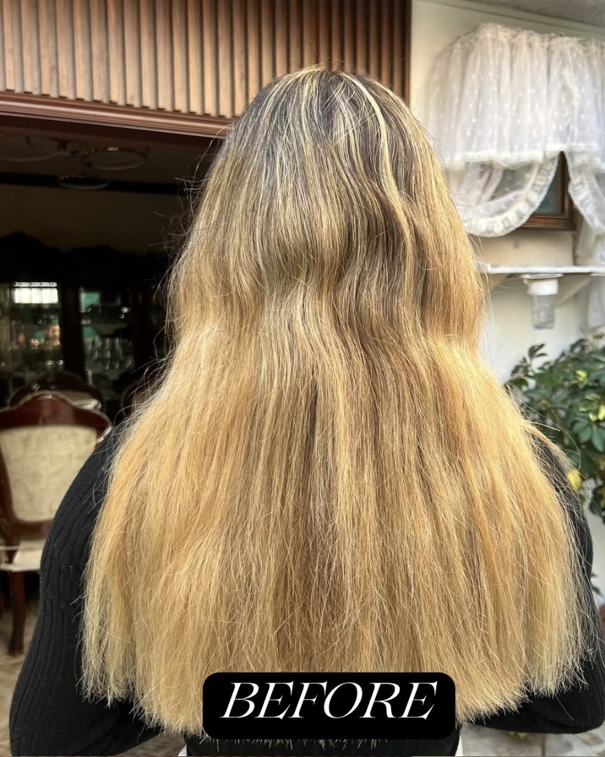 Cabello decolorado. Antes del tratamiento, visto de espaldas.