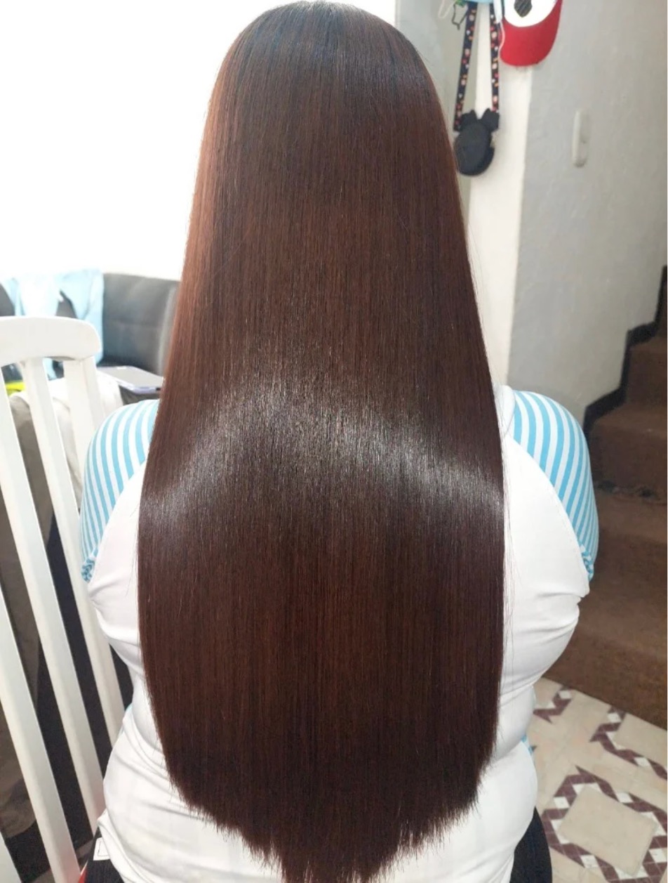 Cabello largo y liso después del tratamiento, visto de espaldas