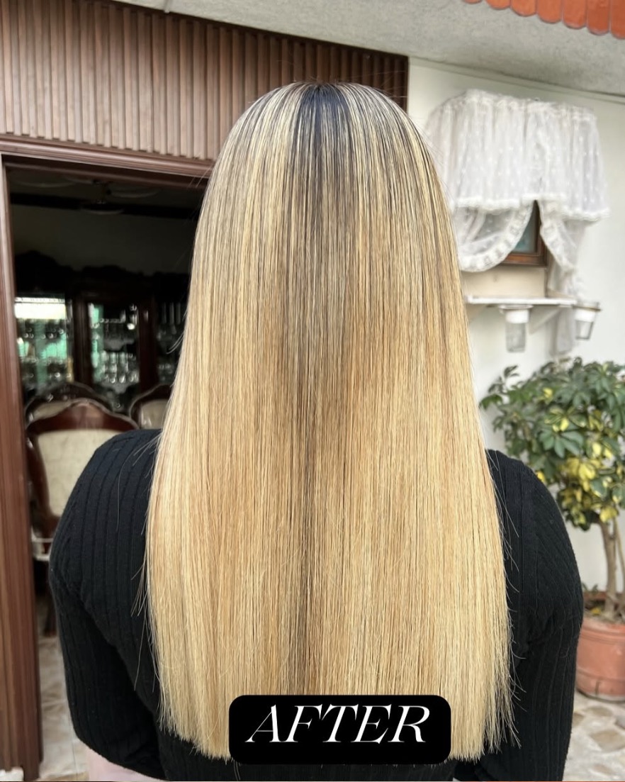 Cabello decolorado. Después del tratamiento, visto de espaldas.