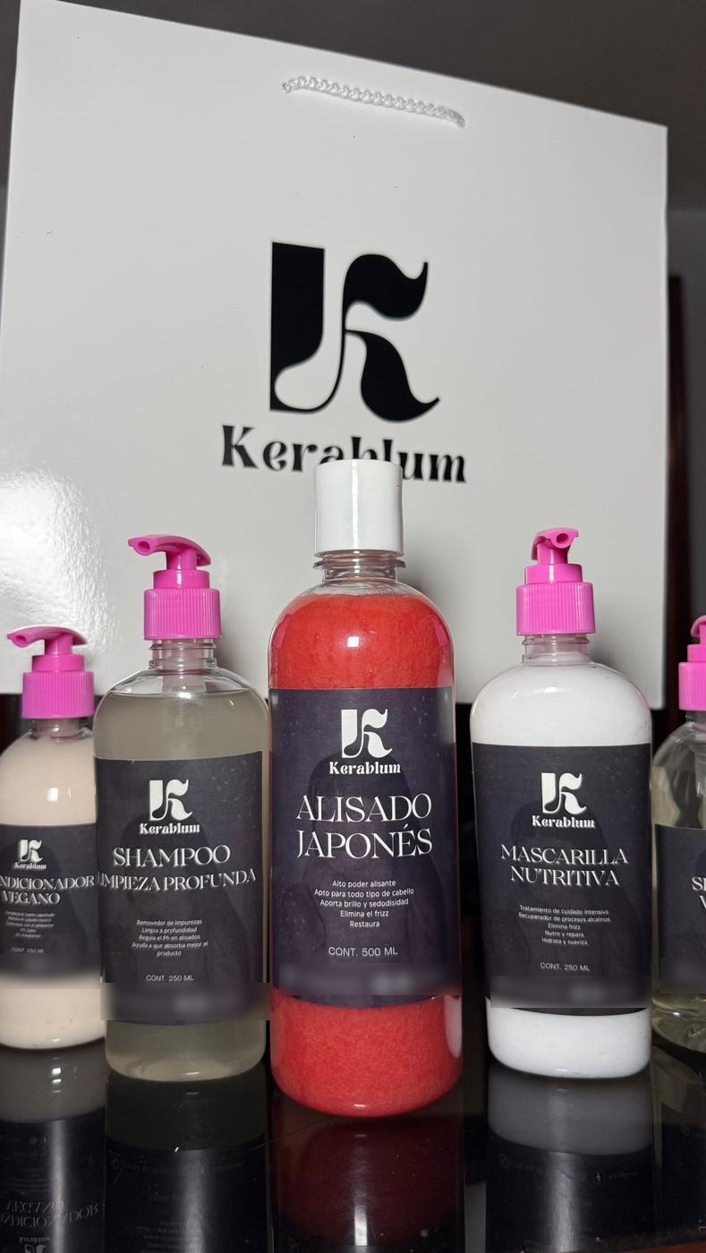Línea Kerablum: botellas de shampoo, alisado japonés y mascarilla junto a la bolsa de marca