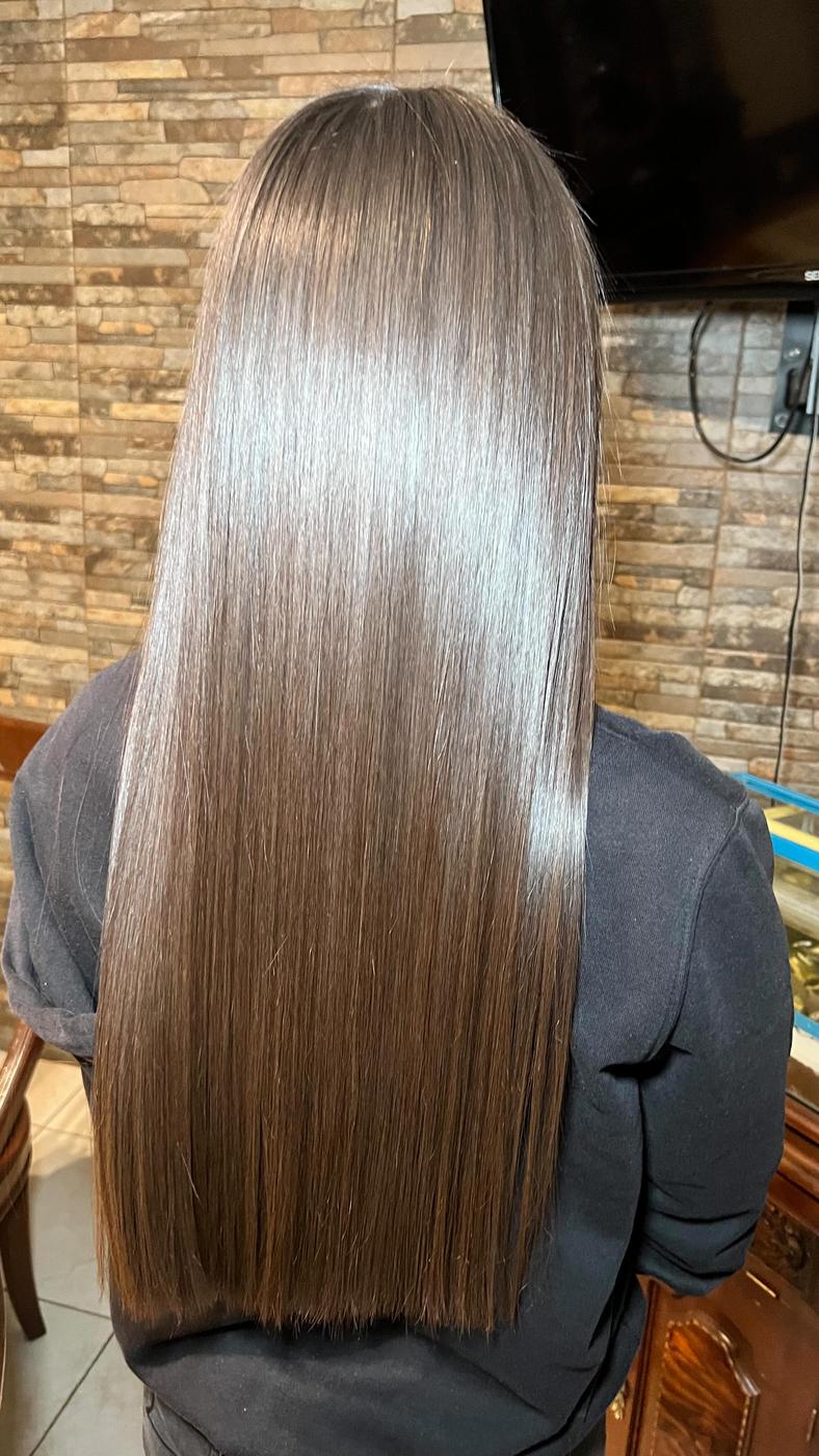 Cabello largo con brillo espejo y tonos cenizos, visto de espaldas