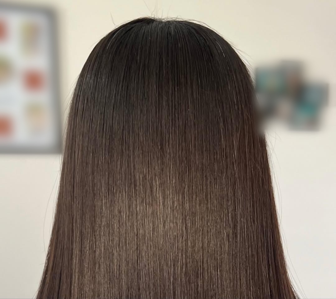 Cabello castaño liso en primer plano, visto de espaldas